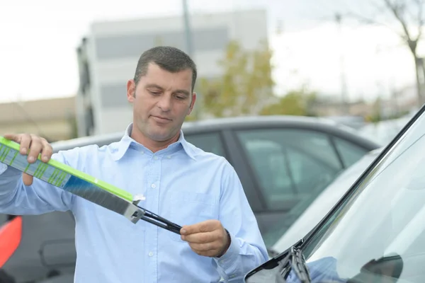 Man Changing Car Wipers — Stock Photo, Image