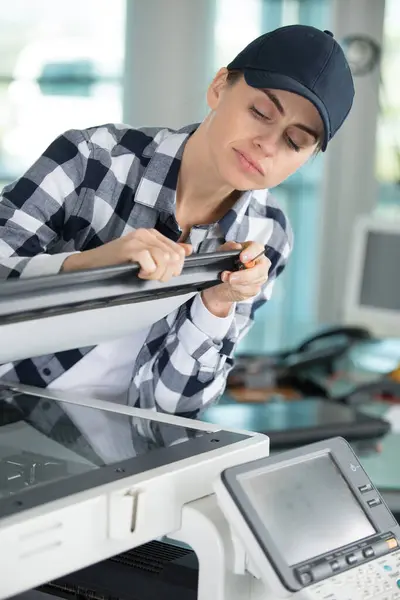 Técnico Femenino Que Utiliza Destornillador Para Fijar Impresora — Foto de Stock