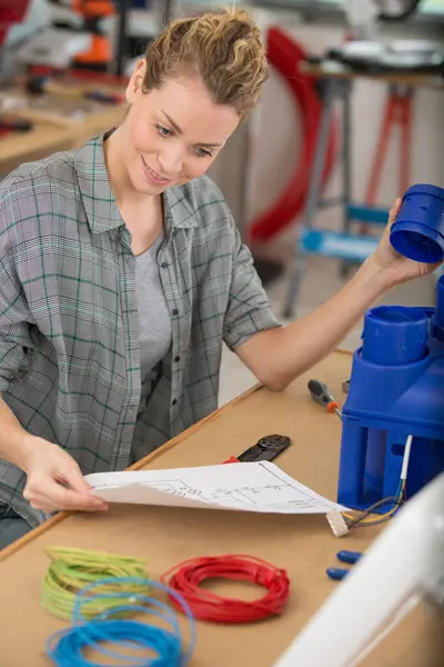 Woman Repair Propeller Air Conditioner Looking Plan — Stock Photo, Image