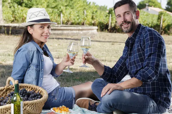 Couple Enjoying Bottle Wine Vineyard — Stock Photo, Image