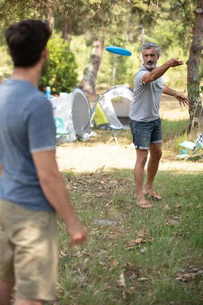 Άντρες Παίζουν Φρίσμπι Στο Πάρκο — Φωτογραφία Αρχείου