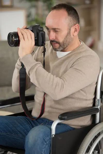 Fotógrafo Masculino Cadeira Rodas Verificando Câmera — Fotografia de Stock