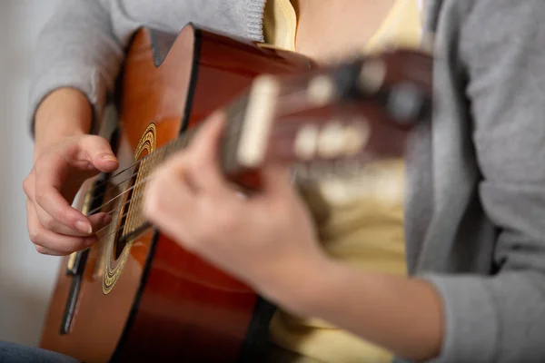 Abgeschnittenes Bild Einer Frau Die Akustische Gitarre Spielt — Stockfoto
