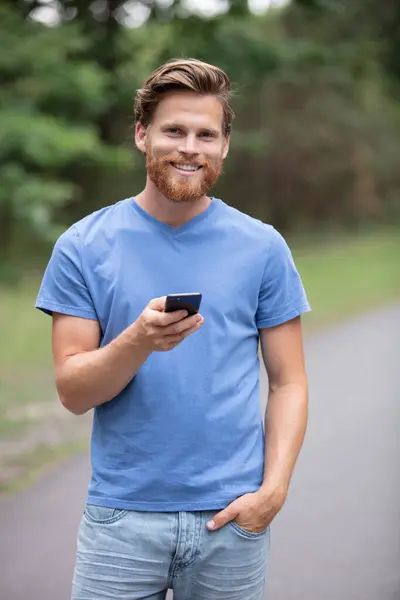 Caminante Hombre Caucásico Usando Teléfono Inteligente Mirando Carretera Bosque — Foto de Stock
