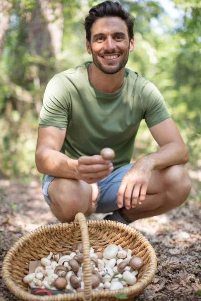一个男人在采摘蘑菇 — 图库照片