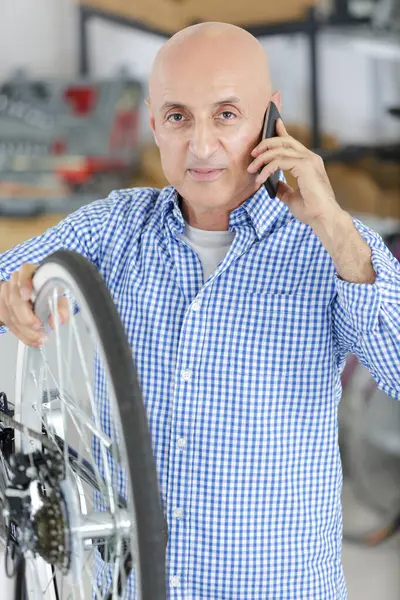 Reparador Bicicletas Falando Smartphone Durante Serviço Reparo Imagem De Stock