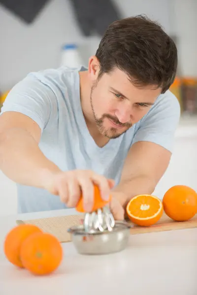 Człowiek Wyciskając Pomarańcze Ich Soku — Zdjęcie stockowe