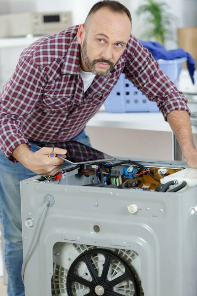 Adam Tesisatçı Çalışma Çamaşırhane Çamaşır Makinesi Tamir — Stok fotoğraf