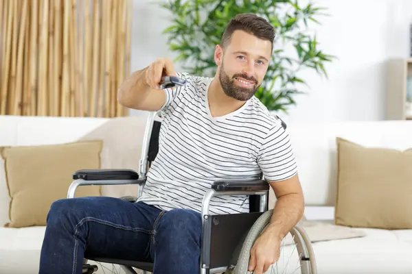 Hombre Discapacitado Viendo Televisión Durante Rehabilitación — Foto de Stock