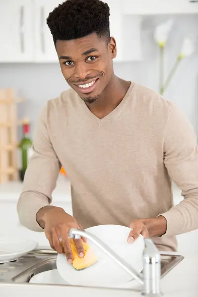 Счастливый Человек Чистит Посуду — стоковое фото