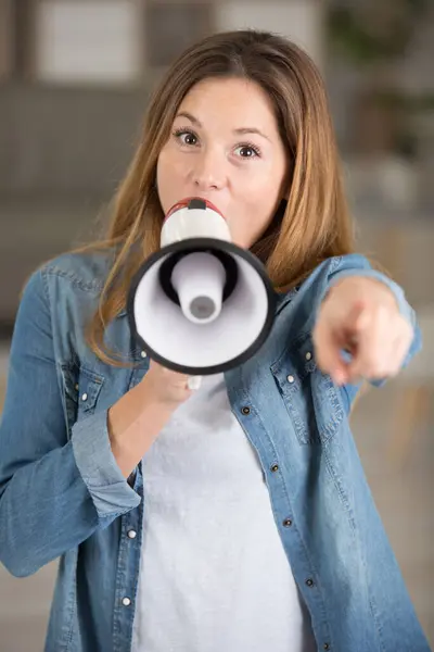 Mulher Gritando Megafone Para Motivar — Fotografia de Stock