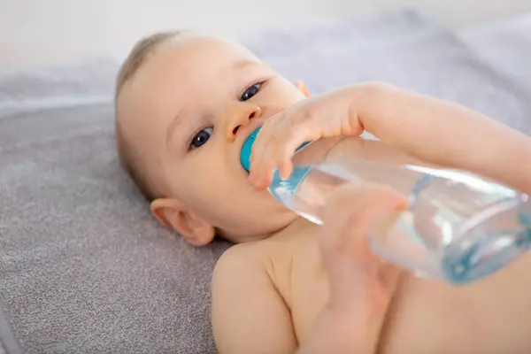 Bambino Che Beve Acqua Dalla Bottiglia — Foto Stock