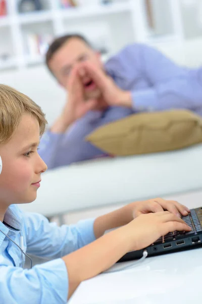 Kulaklık Takmış Bir Adam Bilgisayarda Çocuğa Bağırıyor — Stok fotoğraf