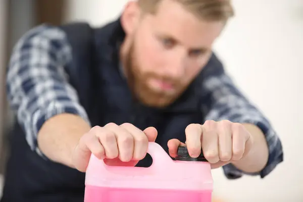 Male Worker Carefully Opening Industrial Plastic Container — Stock Photo, Image