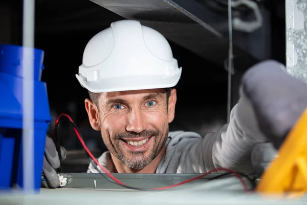 Eletricista Usando Multímetro Espaço Telhado — Fotografia de Stock