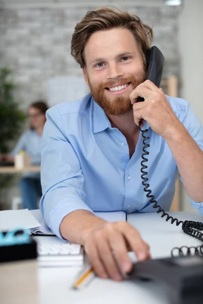 Empresário Telefone Com Colegas Segundo Plano — Fotografia de Stock