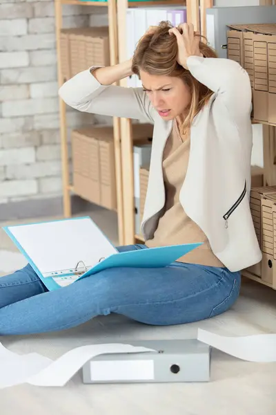 Female Office Worker Depressed Lots Documents — Stock Photo, Image
