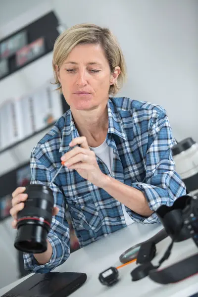 Female Photographer Cleaning Lens — Stock Photo, Image