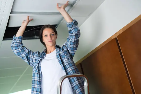 Portrait Female Contractor Lifting Ceiling Panel — Stock Photo, Image