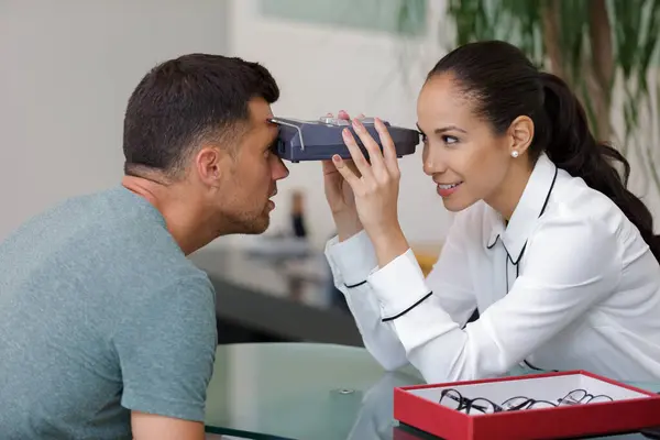 Kadın Gözlükçü Göz Görüşünü Kontrol Ediyor — Stok fotoğraf