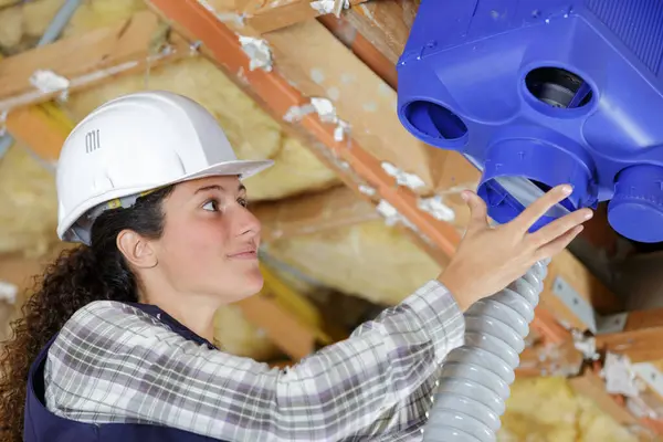 Trabajador Femenino Instalación Sistema Ventilación Techo Edificios — Foto de Stock