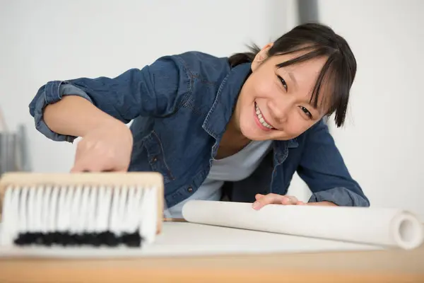 Cheerful Asian Woman Using Wallpapering Brush — Stock Photo, Image