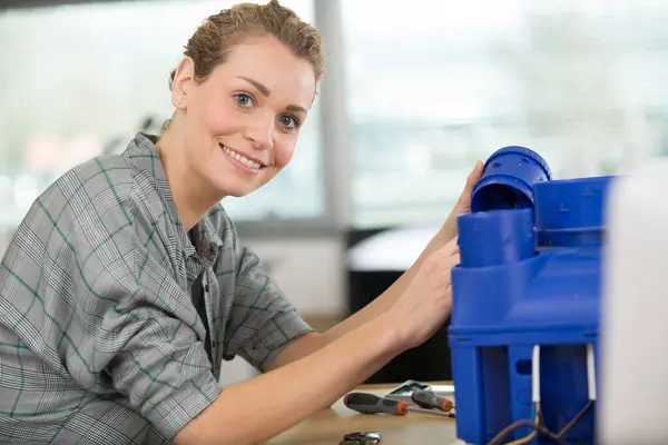 Kvinnlig Tekniker Som Arbetar Plast Kopplingsdosa — Stockfoto
