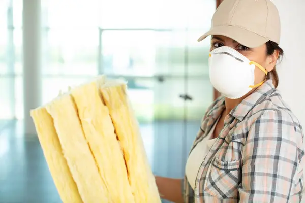 Female Builder Holding Sheets Insulation Wearing Face Mask — Stock Photo, Image