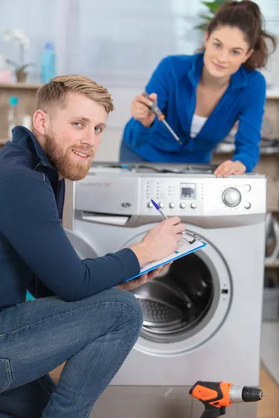 Wäscherin Macht Notizen Über Kaputte Maschine — Stockfoto