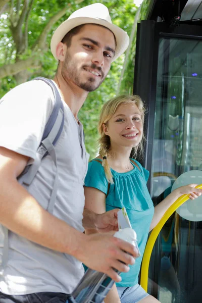 Lächelndes Junges Paar Hält Händchen Und Steigt Stadtbus — Stockfoto