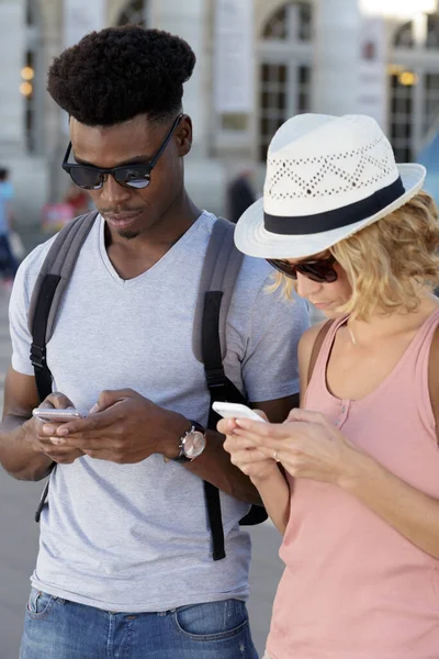 Couple Tourist Backpackers Using Phone Find Location — Stock Photo, Image
