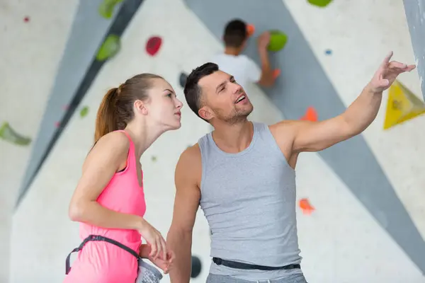 Man Woman Discussing Climbing Wall Gym — Stock Photo, Image