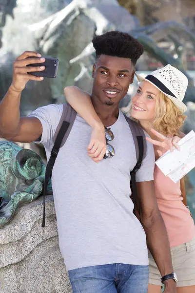 Couple Taking Self Portrait Smart Phone — Stock Photo, Image
