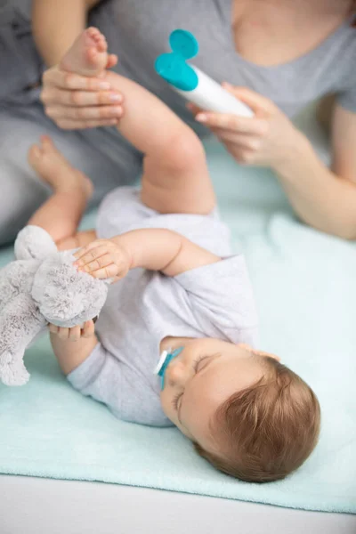 Baby Plays While Mother Applies Cream His Leg — Stock Photo, Image