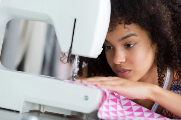 Focused Young Tailor Using Sewing Machine — Stock Photo, Image