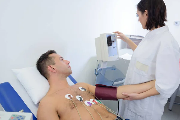 Erfahrener Kardiologe Bringt Sensoren Der Brust Des Patienten — Stockfoto