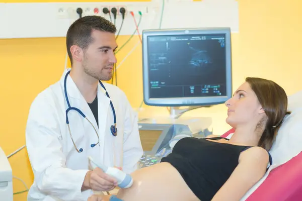 对孕妇腹部做3D超声检查的医生 — 图库照片