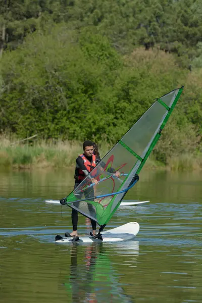 Jeune Homme Planche Voile Sur Lac — Photo