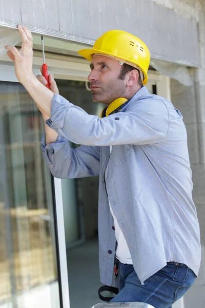 Arbeiter Befestigen Den Griff Einem Kunststofffenster — Stockfoto