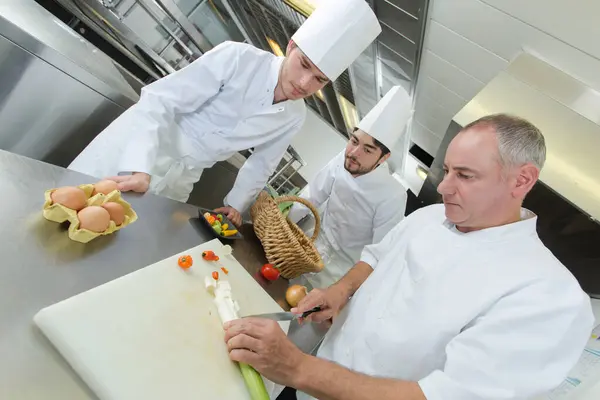Head Chef His Apprentices Preparing Dish Kitchen — Stock Photo, Image