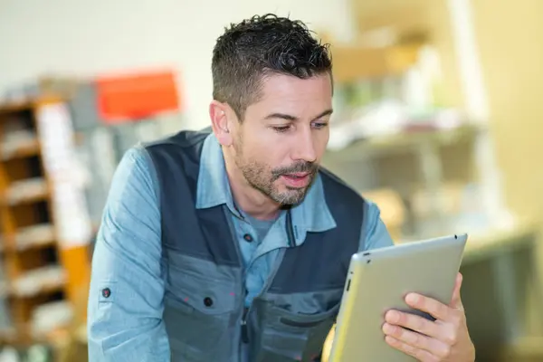 Worker Checking Package Using Tablet Warehouse — Stock Photo, Image
