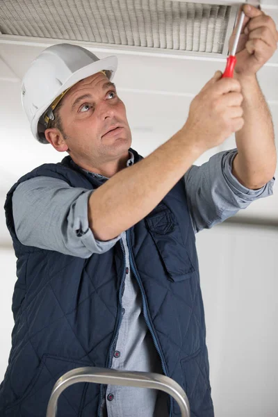 Professionele Man Met Een Schroevendraaier Aan Plafondventilator — Stockfoto