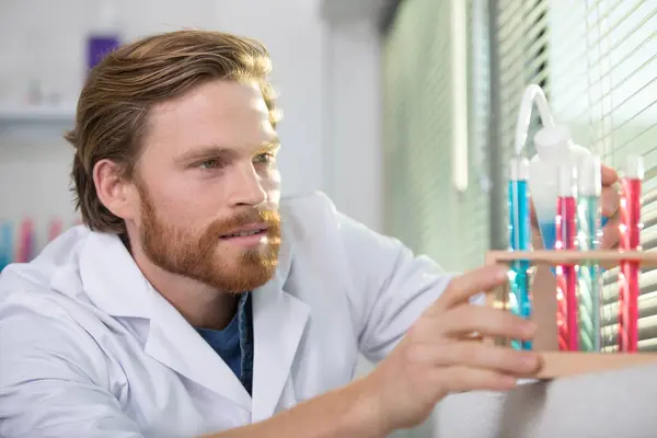 Male Scientist Holds Plastic Dropper Solution Test Tube — Stock Photo, Image