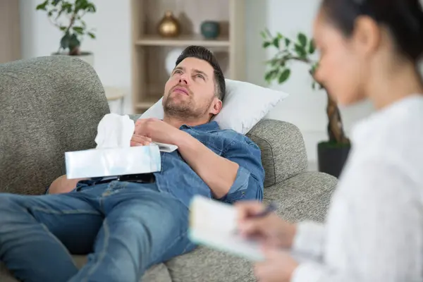 Young Man Psychotherapist Lying Couch Emotionally Speaking — Stock Photo, Image
