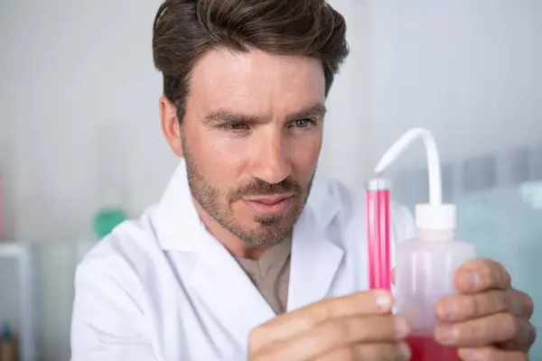 Chemicus Man Gebruikt Pipet Vloeistoffen Brengen — Stockfoto