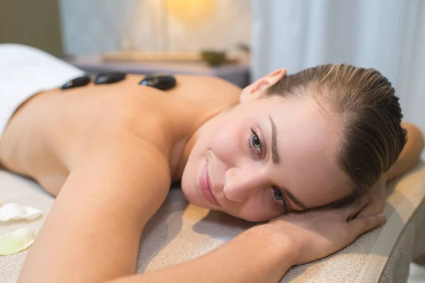 Mulher Descansando Com Massagens Pedra — Fotografia de Stock