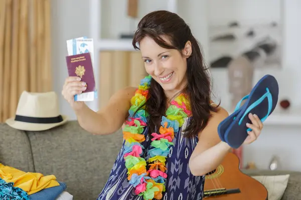 Lycklig Kvinna Visar Sitt Pass För Nästa Resa — Stockfoto