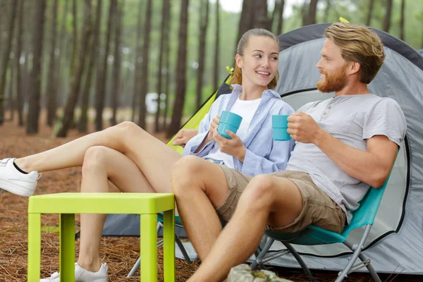 Bild Ett Lyckligt Par Camping Naturen — Stockfoto