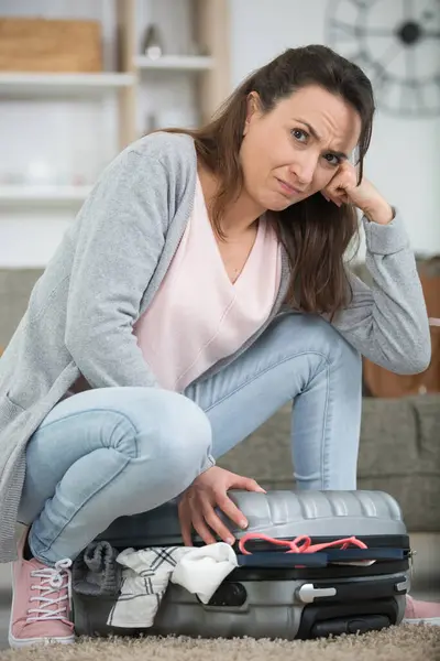 Worried Young Woman Packing Bags Holiday — Stock Photo, Image