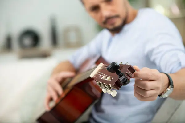 Close Selective Focus Hand Man Hand Adjusting Acoustic Guitar — Stock Photo, Image